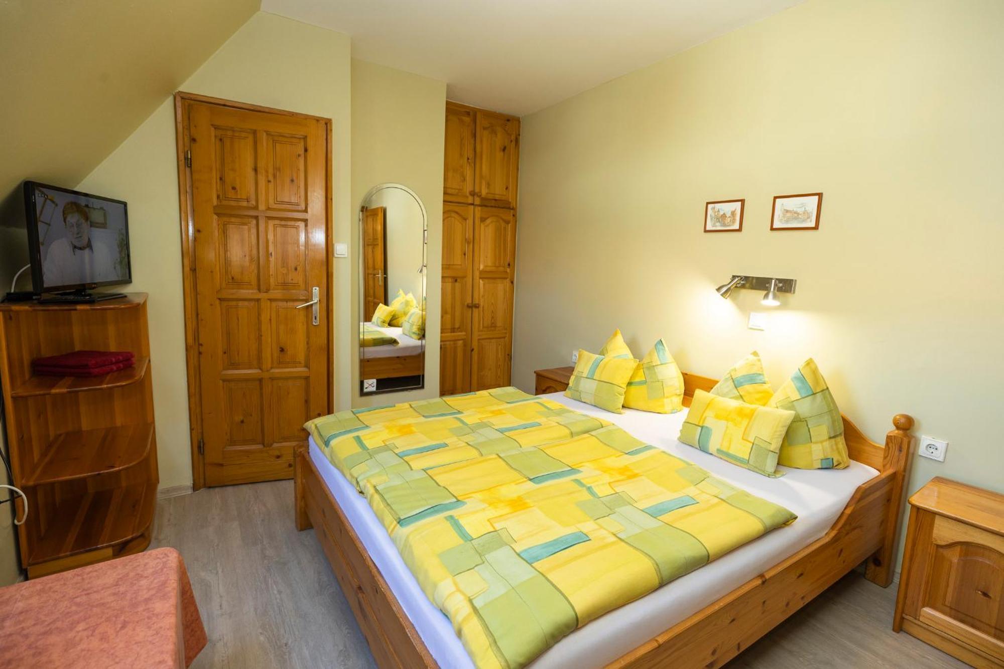 Cecey Apartman Eger Exterior photo